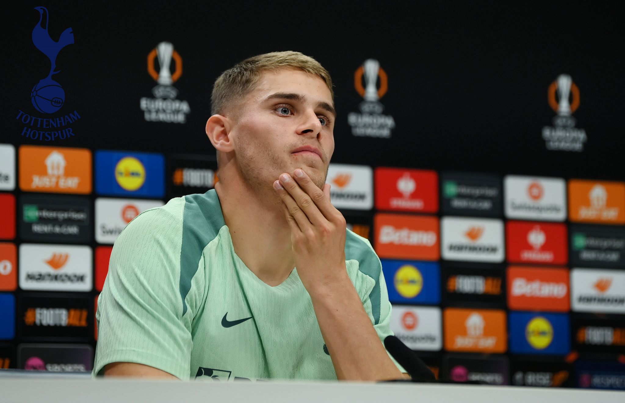 Micky van de Ven Percaya Diri Tottenham temp