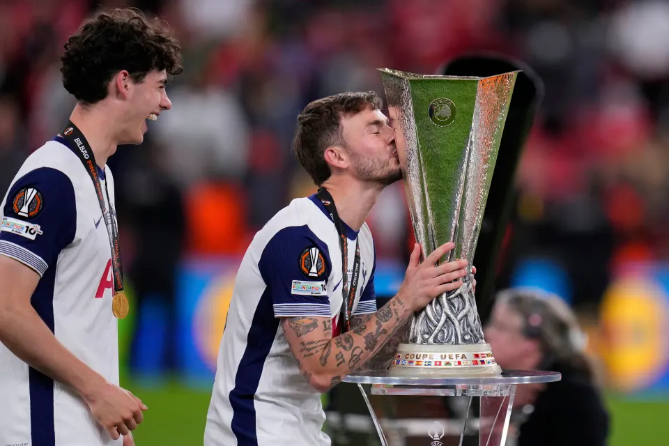 James Maddison dan Pasangannya di Pantai Roma temp