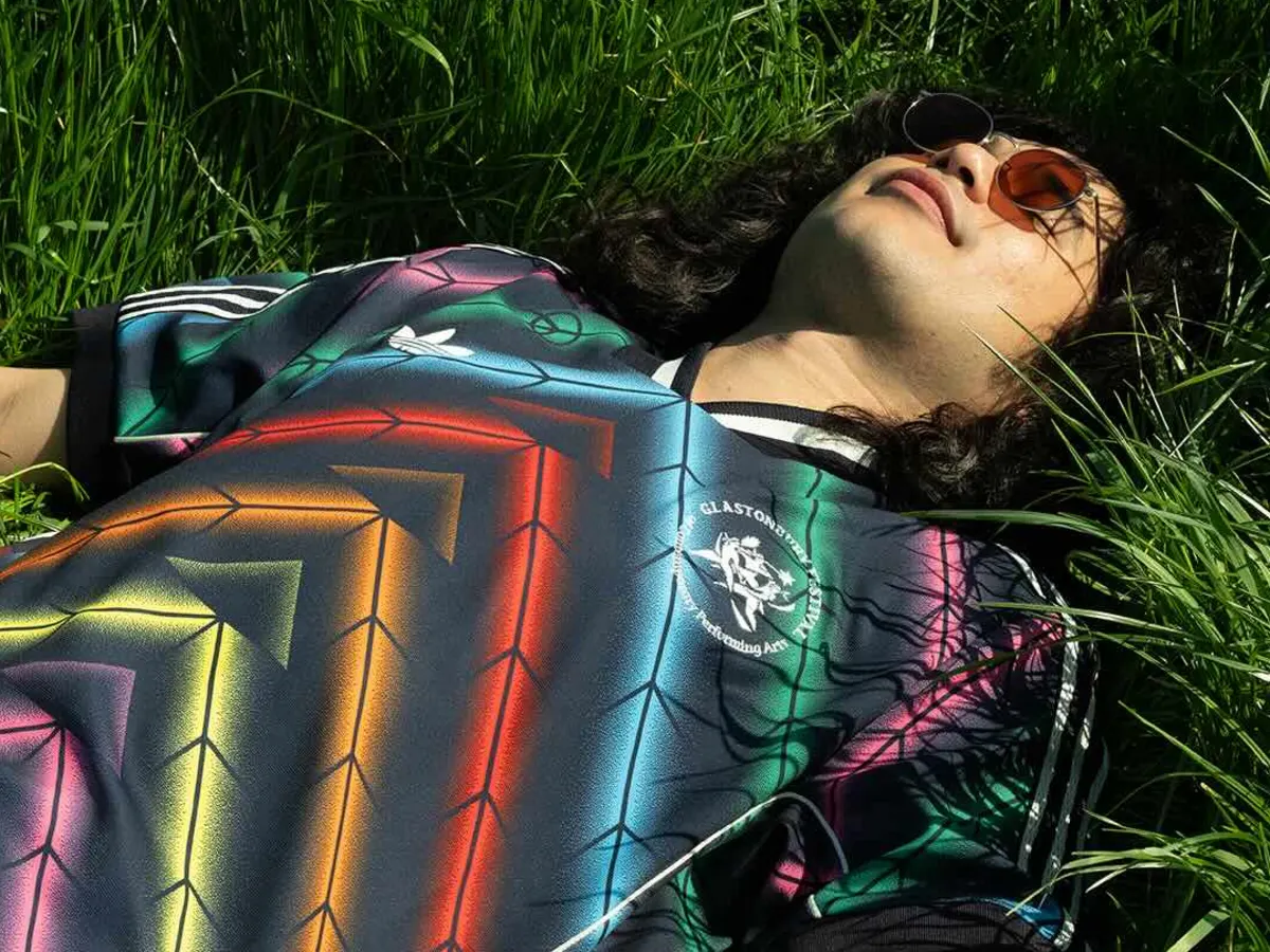 Jersey Gabungan Mode Olahraga dan Kemanusiaan