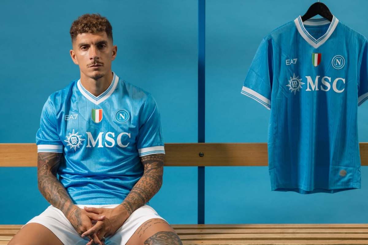 Seragam Napoli 2025/26 dengan Model KDB dan McTominay